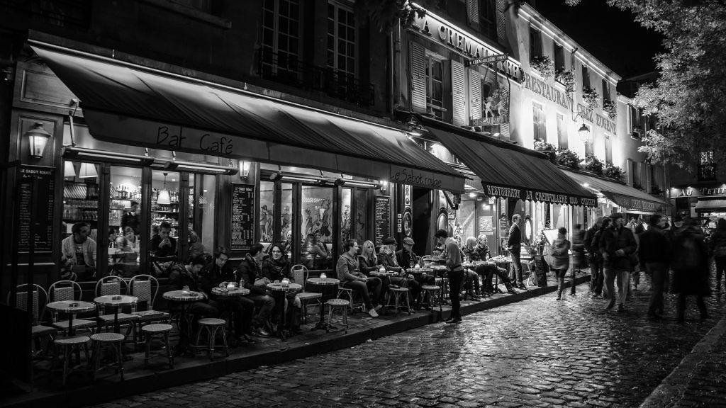 Cafe in Paris bei Nacht